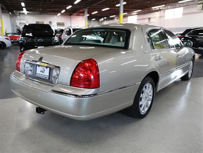2009 Lincoln Town Car Signature Limited - Photo 10 - Addison, IL 60101