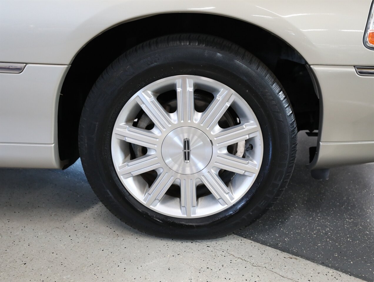 2009 Lincoln Town Car Signature Limited - Photo 38 - Addison, IL 60101