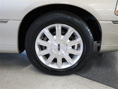 2009 Lincoln Town Car Signature Limited - Photo 38 - Addison, IL 60101