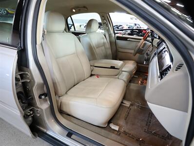 2009 Lincoln Town Car Signature Limited - Photo 18 - Addison, IL 60101