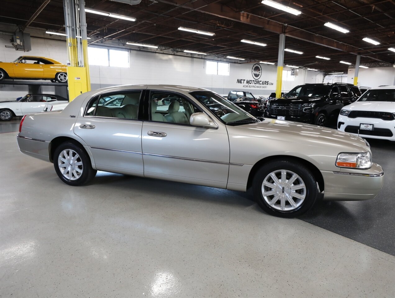 2009 Lincoln Town Car Signature Limited - Photo 8 - Addison, IL 60101