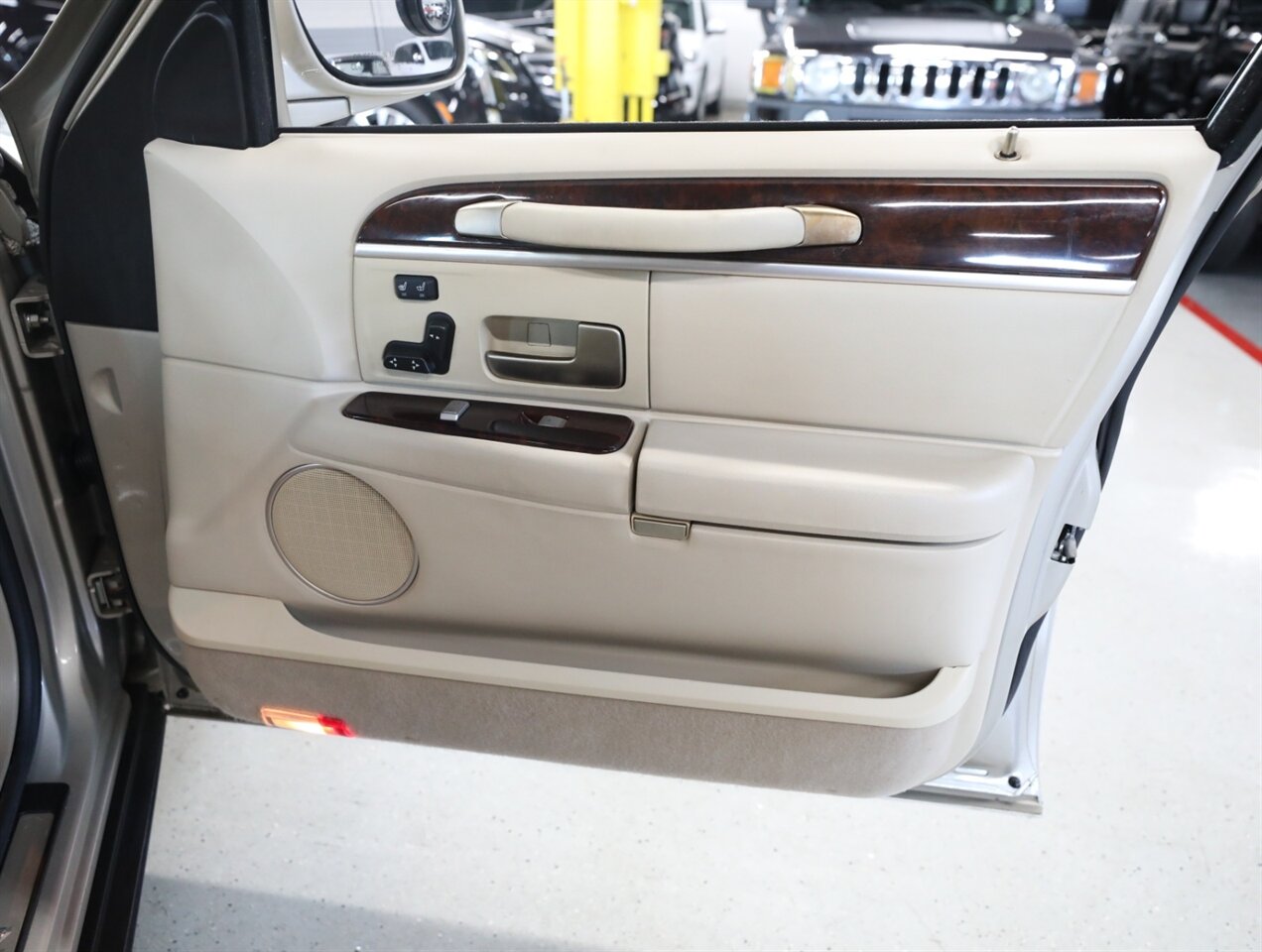 2009 Lincoln Town Car Signature Limited - Photo 16 - Addison, IL 60101