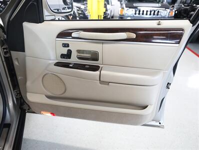 2009 Lincoln Town Car Signature Limited - Photo 16 - Addison, IL 60101