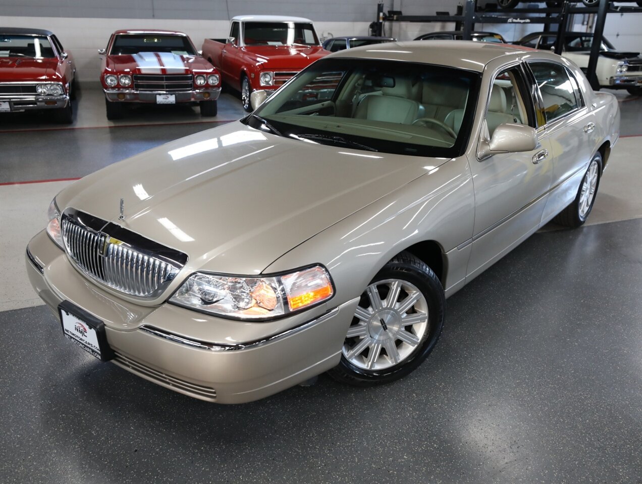 2009 Lincoln Town Car Signature Limited - Photo 2 - Addison, IL 60101