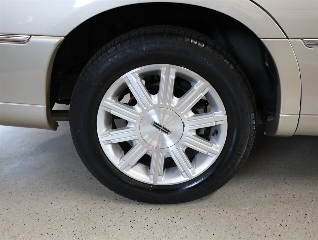 2009 Lincoln Town Car Signature Limited - Photo 39 - Addison, IL 60101