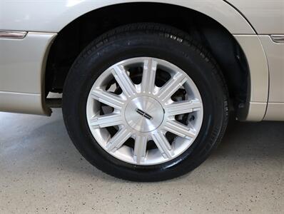 2009 Lincoln Town Car Signature Limited - Photo 39 - Addison, IL 60101