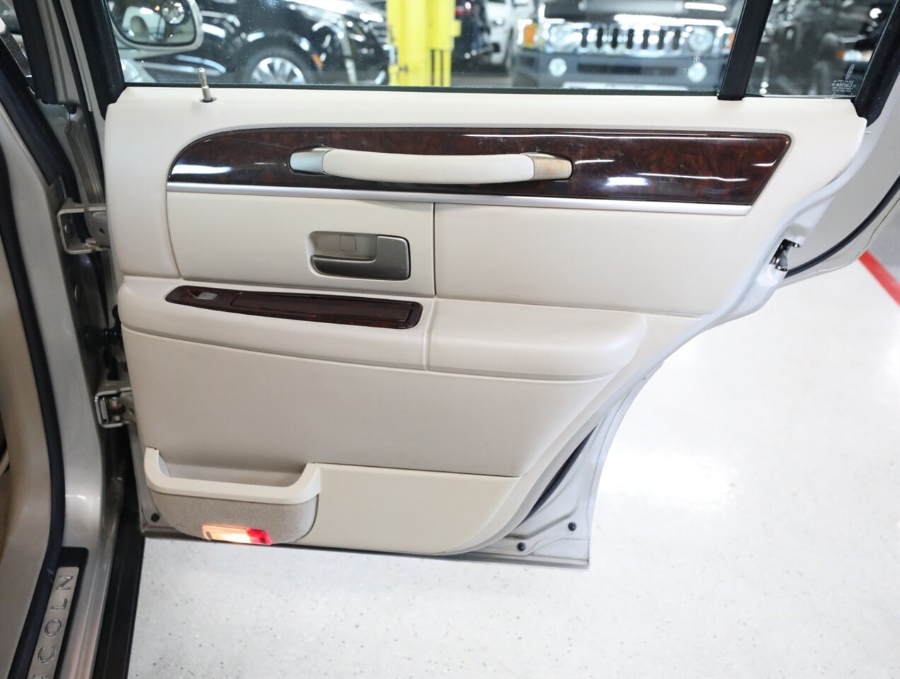 2009 Lincoln Town Car Signature Limited - Photo 19 - Addison, IL 60101