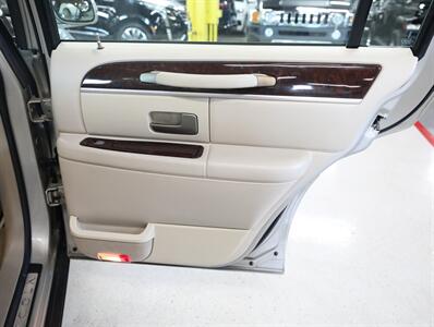 2009 Lincoln Town Car Signature Limited - Photo 19 - Addison, IL 60101