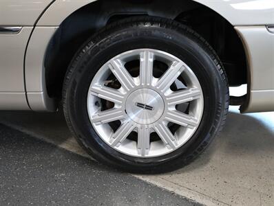 2009 Lincoln Town Car Signature Limited - Photo 36 - Addison, IL 60101