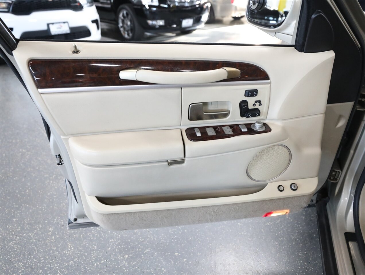 2009 Lincoln Town Car Signature Limited - Photo 27 - Addison, IL 60101