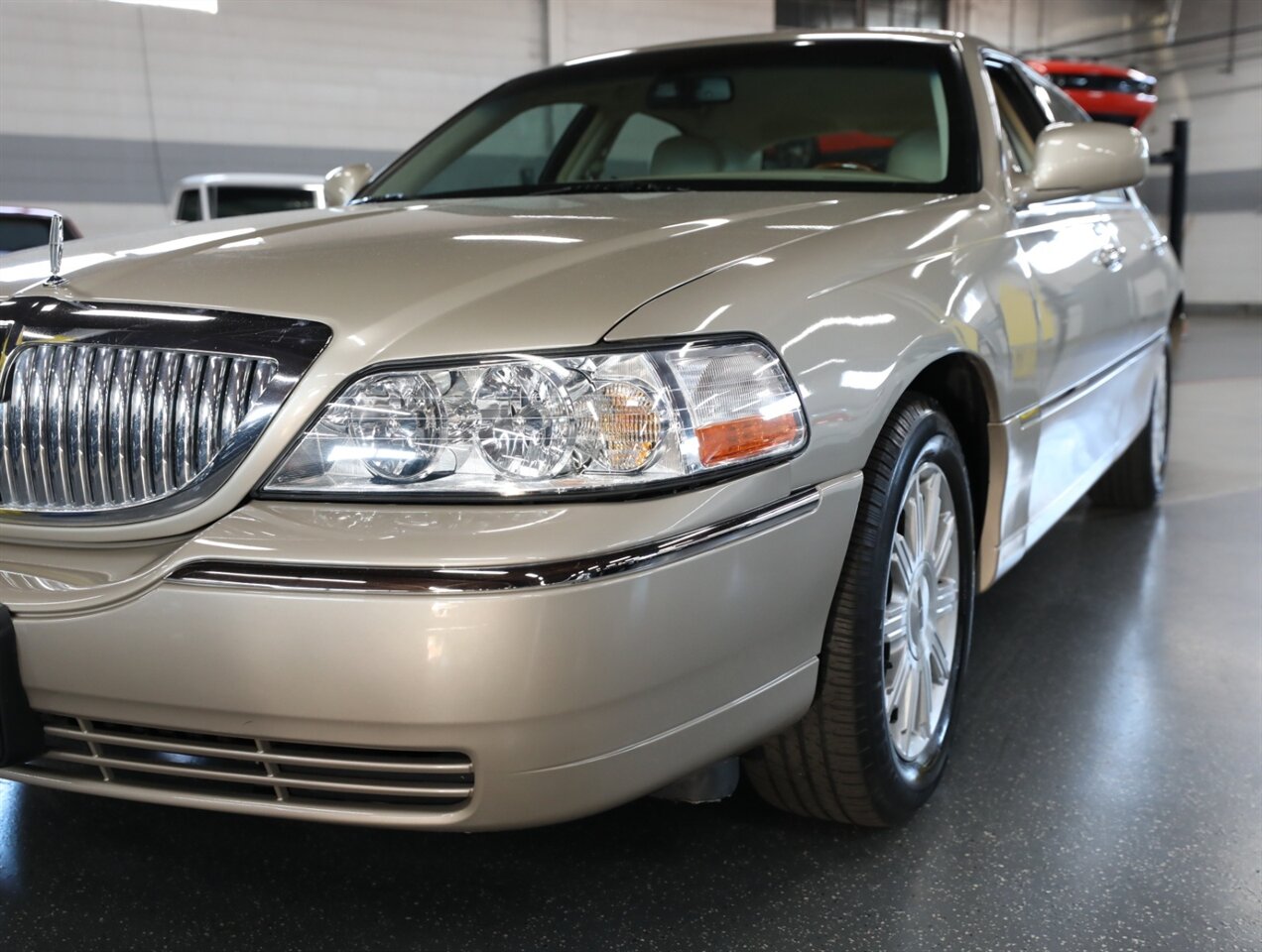 2009 Lincoln Town Car Signature Limited - Photo 5 - Addison, IL 60101
