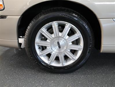2009 Lincoln Town Car Signature Limited - Photo 37 - Addison, IL 60101