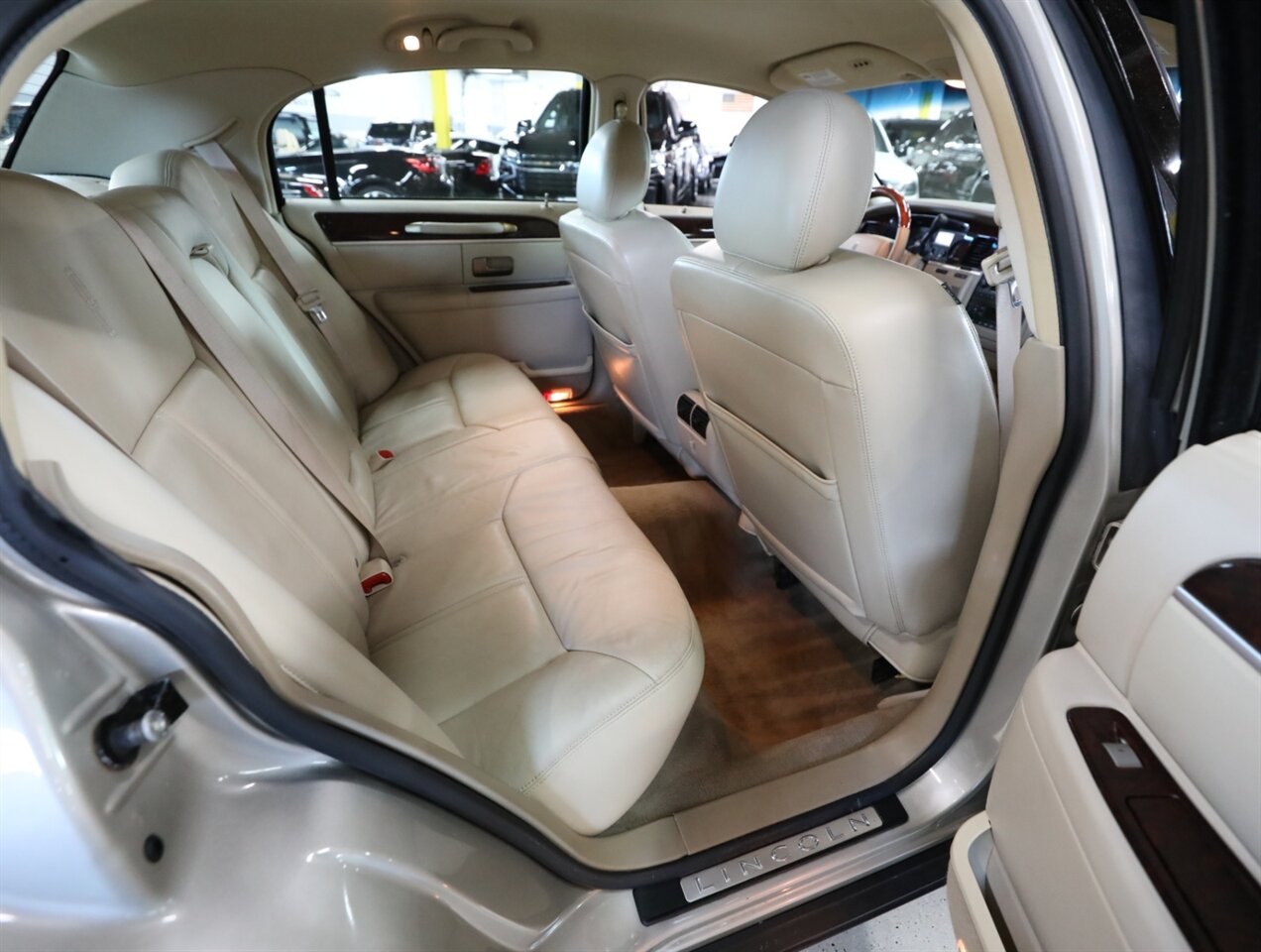 2009 Lincoln Town Car Signature Limited - Photo 20 - Addison, IL 60101