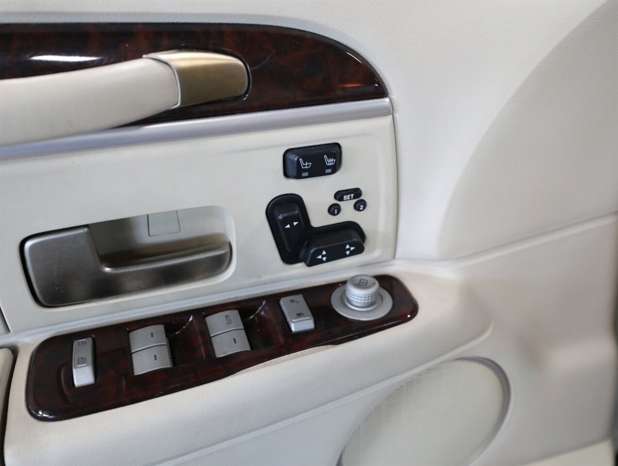 2009 Lincoln Town Car Signature Limited - Photo 28 - Addison, IL 60101
