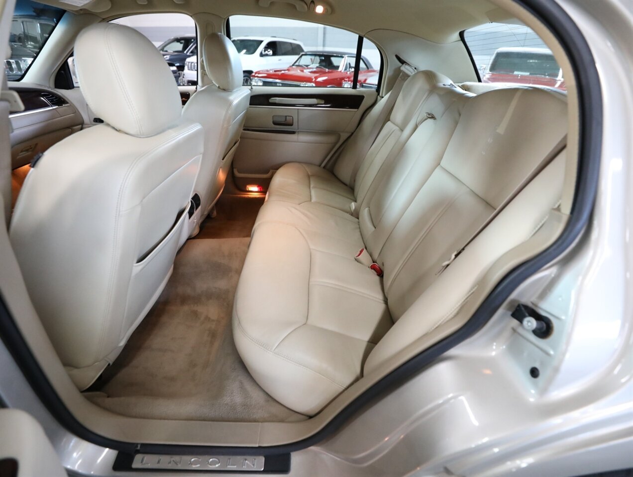 2009 Lincoln Town Car Signature Limited - Photo 25 - Addison, IL 60101