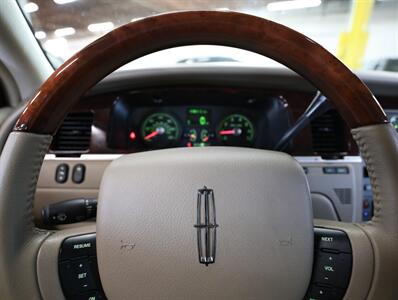 2009 Lincoln Town Car Signature Limited - Photo 32 - Addison, IL 60101