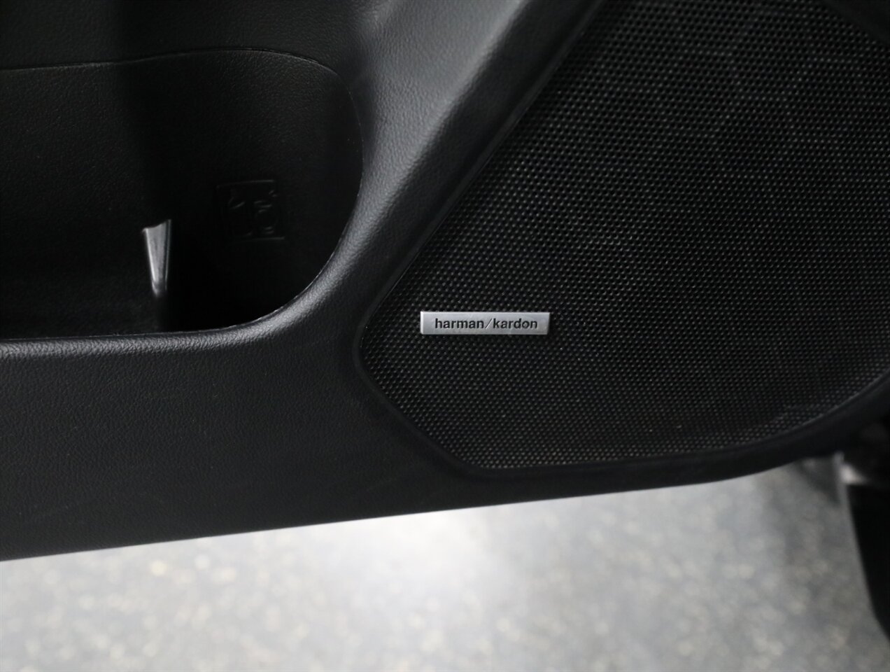 2019 Subaru Outback 2.5i Limited AWD - Photo 28 - Addison, IL 60101