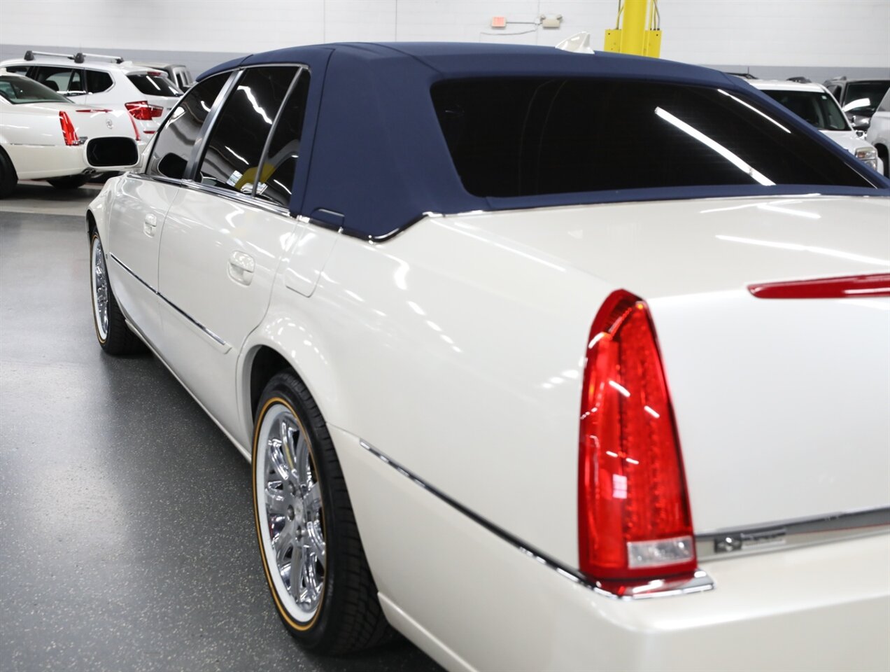 2010 Cadillac DTS 4.6L V8 - Photo 16 - Addison, IL 60101