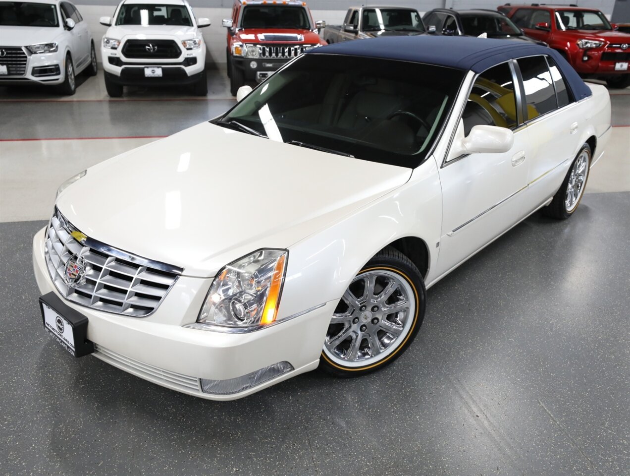 2010 Cadillac DTS 4.6L V8 - Photo 2 - Addison, IL 60101