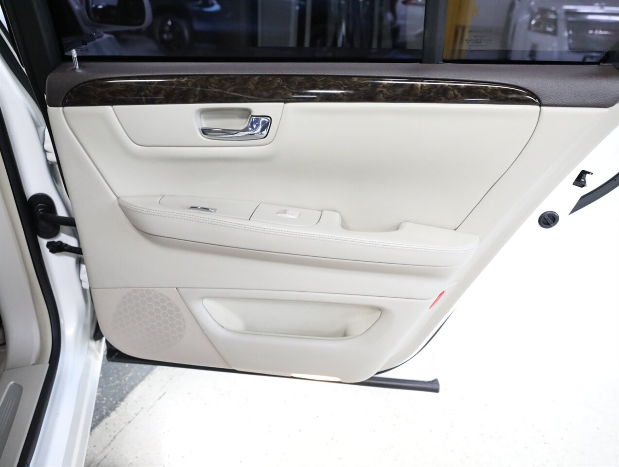 2010 Cadillac DTS 4.6L V8 - Photo 21 - Addison, IL 60101