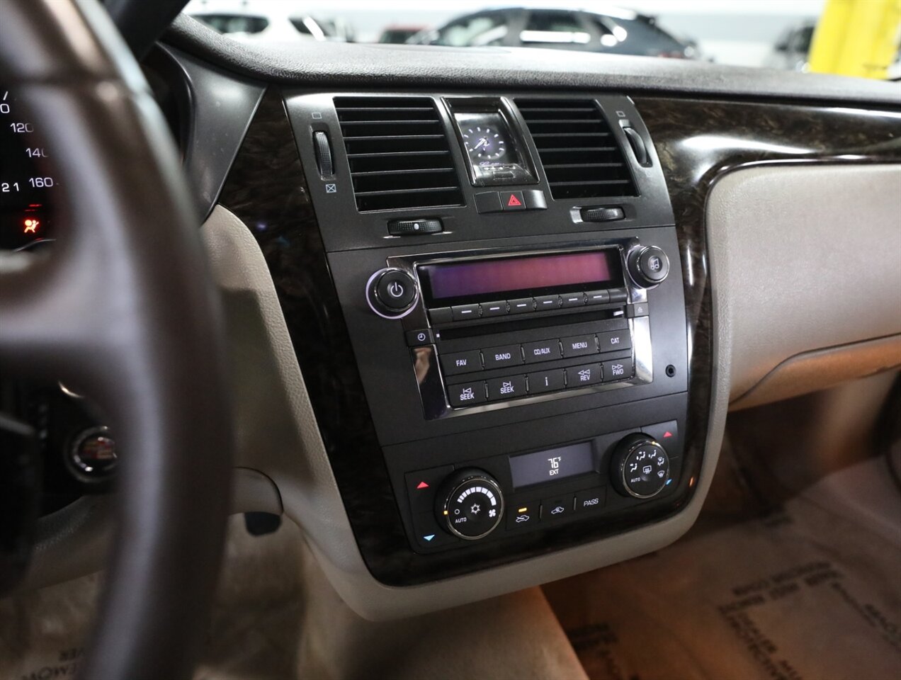 2010 Cadillac DTS 4.6L V8 - Photo 32 - Addison, IL 60101