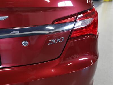 2013 Chrysler 200 Limited Convertible   - Photo 11 - Addison, IL 60101