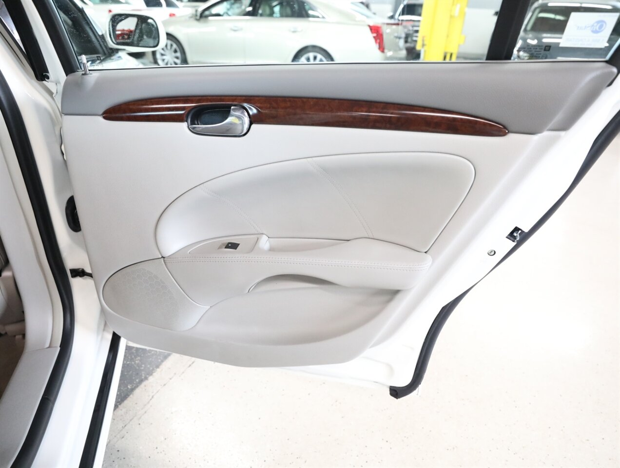 2011 Buick Lucerne CXL Premium - Photo 19 - Addison, IL 60101