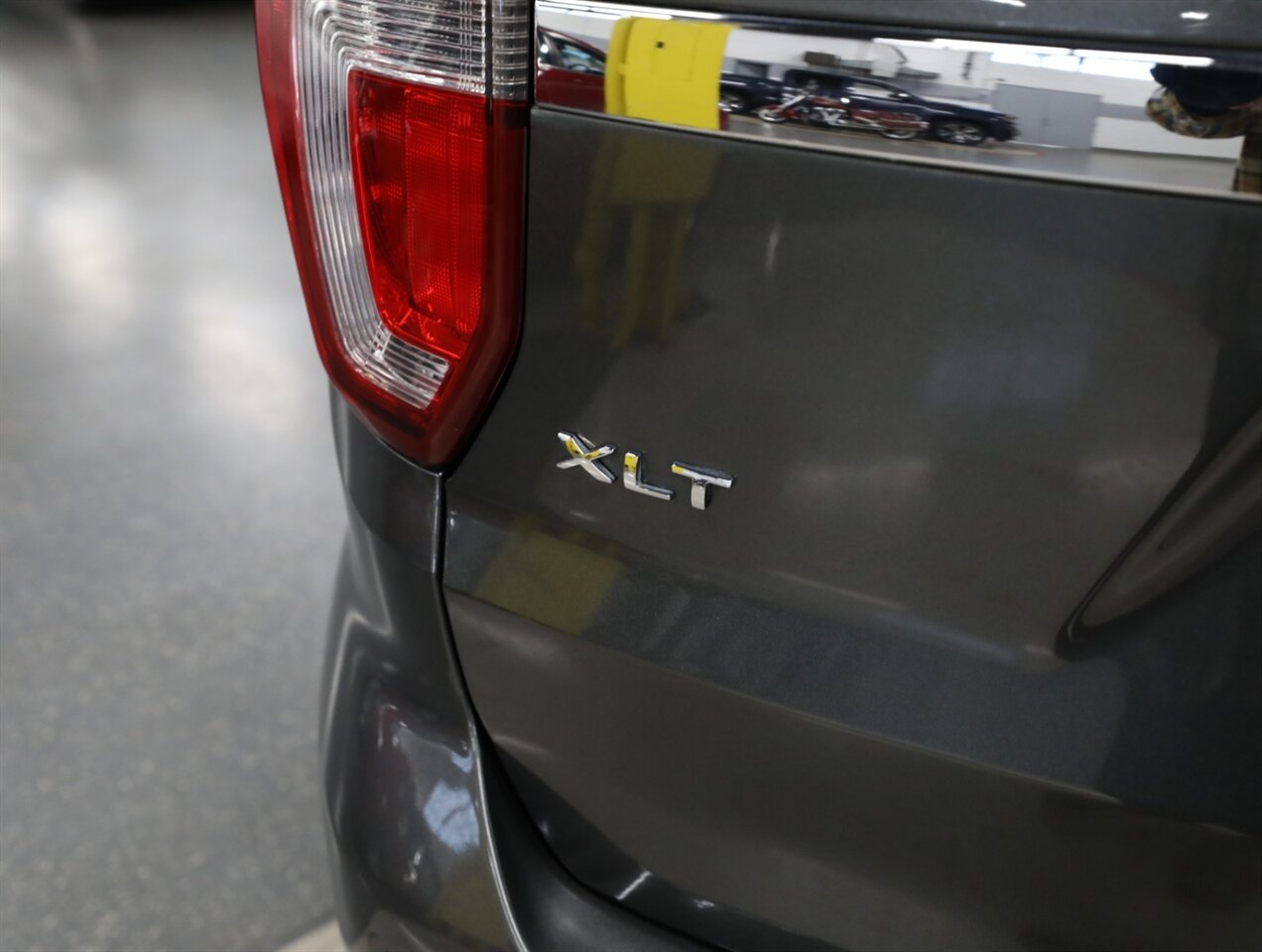 2017 Ford Explorer XLT AWD - Photo 12 - Addison, IL 60101