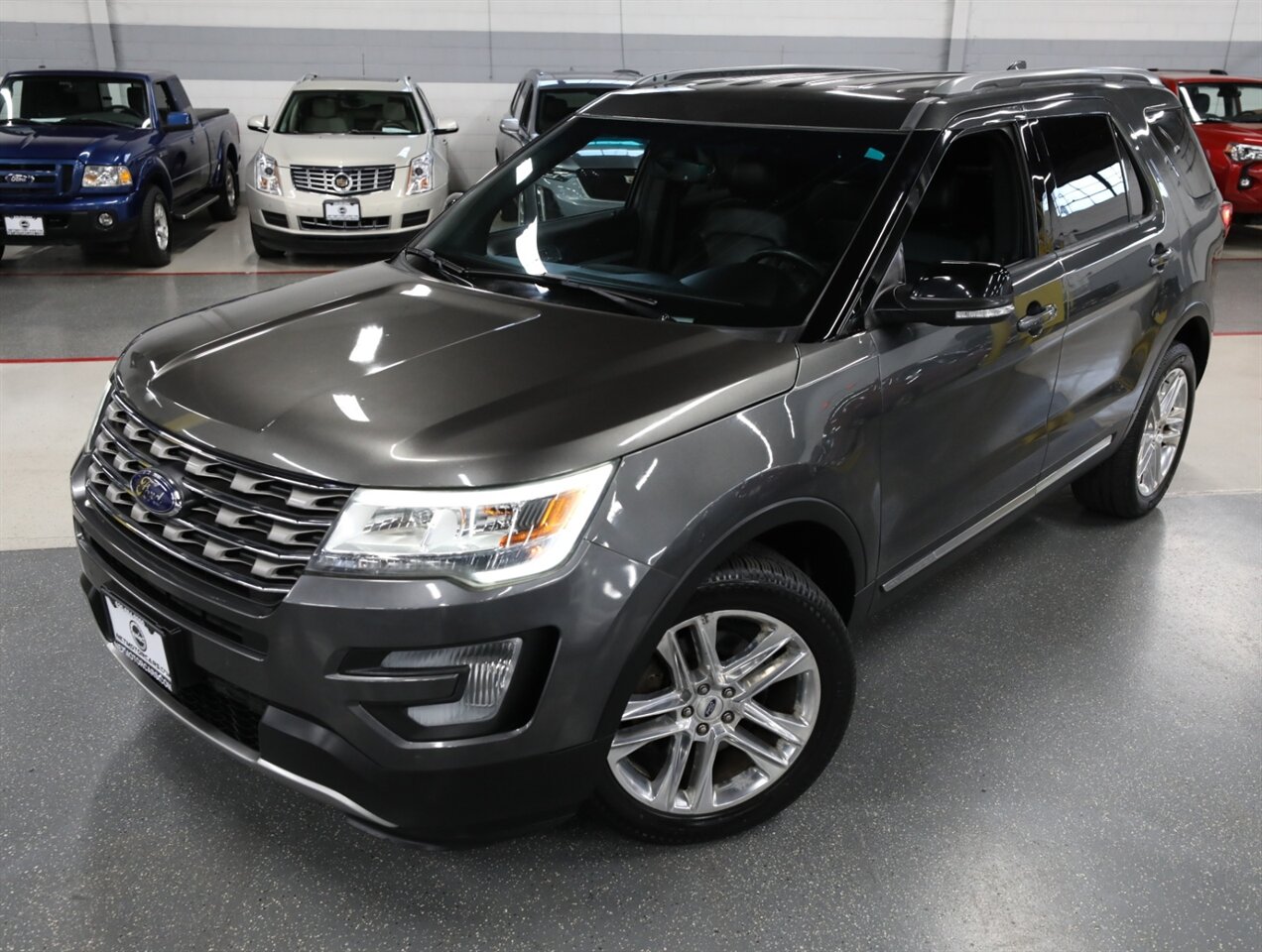 2017 Ford Explorer XLT AWD - Photo 2 - Addison, IL 60101