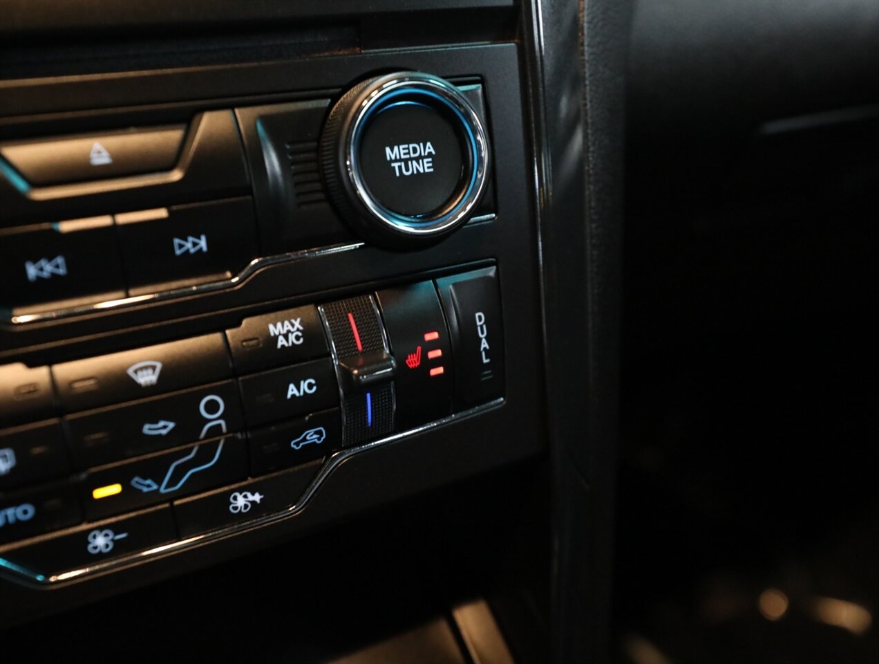 2017 Ford Explorer XLT AWD - Photo 39 - Addison, IL 60101