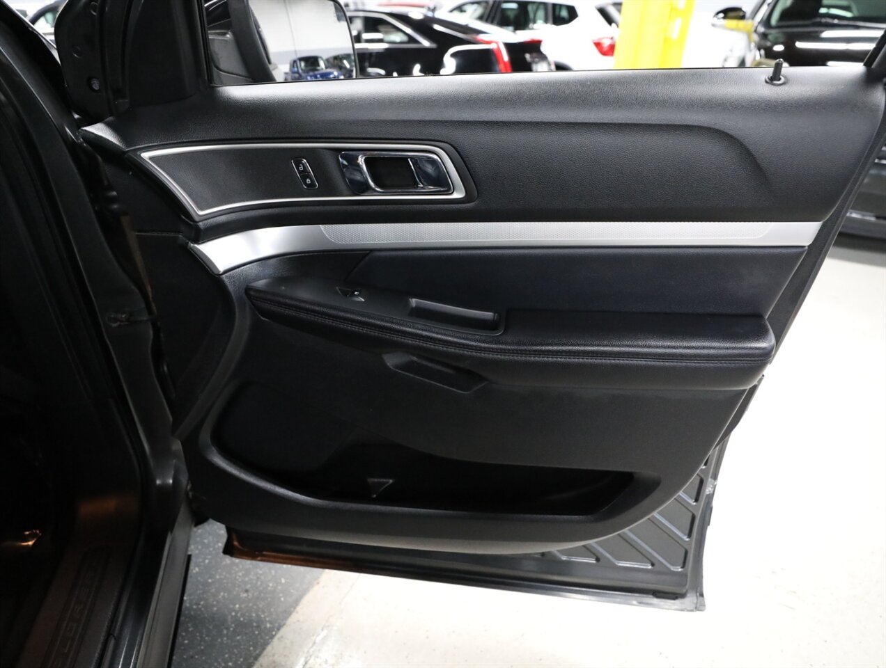 2017 Ford Explorer XLT AWD - Photo 17 - Addison, IL 60101