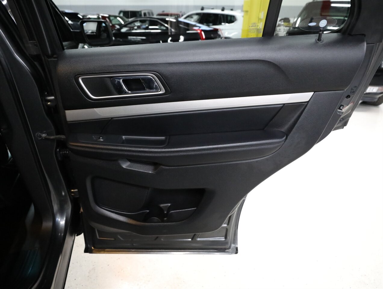 2017 Ford Explorer XLT AWD - Photo 20 - Addison, IL 60101