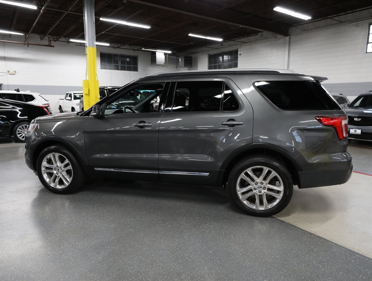 2017 Ford Explorer XLT AWD - Photo 16 - Addison, IL 60101