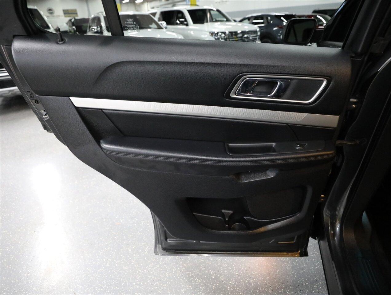 2017 Ford Explorer XLT AWD - Photo 28 - Addison, IL 60101