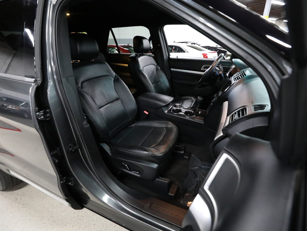 2017 Ford Explorer XLT AWD - Photo 19 - Addison, IL 60101