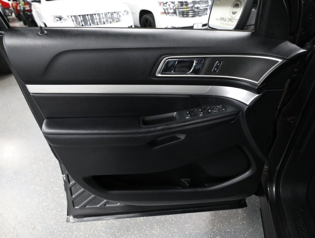 2017 Ford Explorer XLT AWD - Photo 32 - Addison, IL 60101