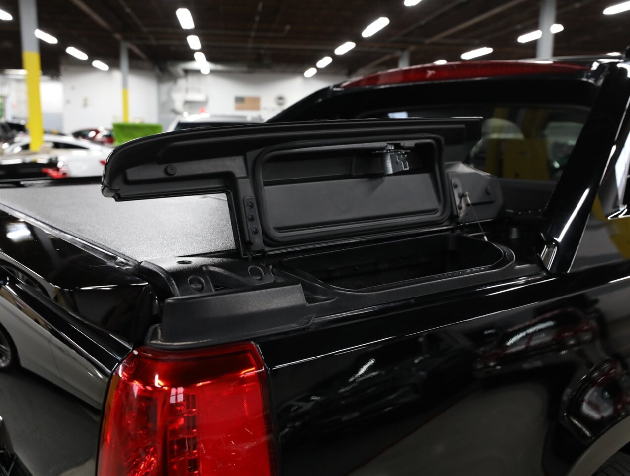 2012 Cadillac Escalade EXT Premium AWD - Photo 10 - Addison, IL 60101