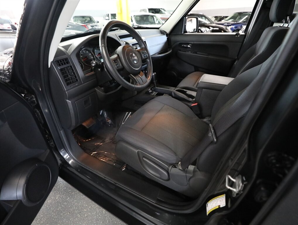 2011 Jeep Liberty Sport Jet 4X4 - Photo 29 - Addison, IL 60101