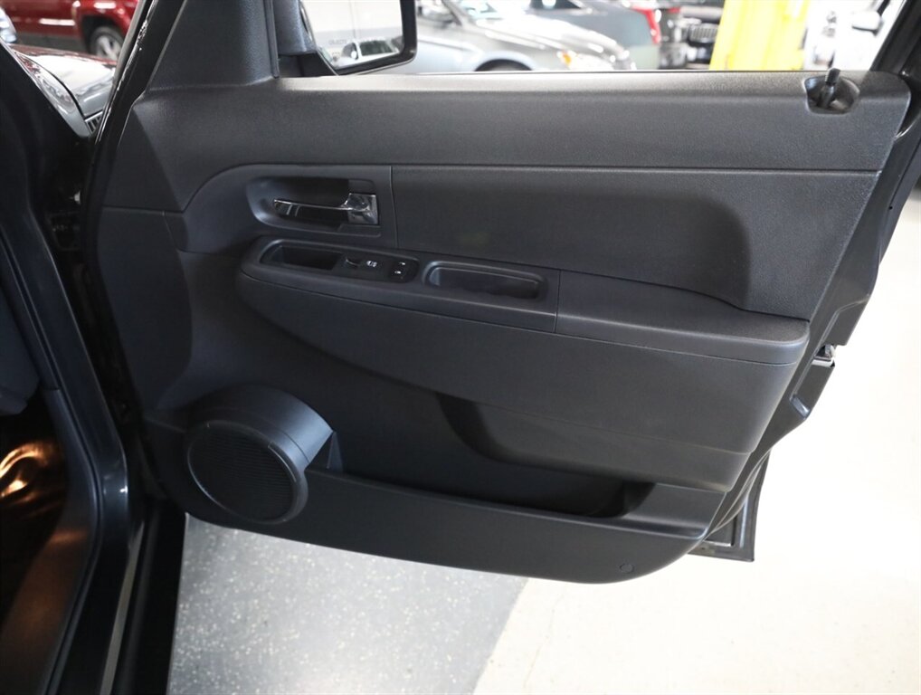 2011 Jeep Liberty Sport Jet 4X4 - Photo 16 - Addison, IL 60101