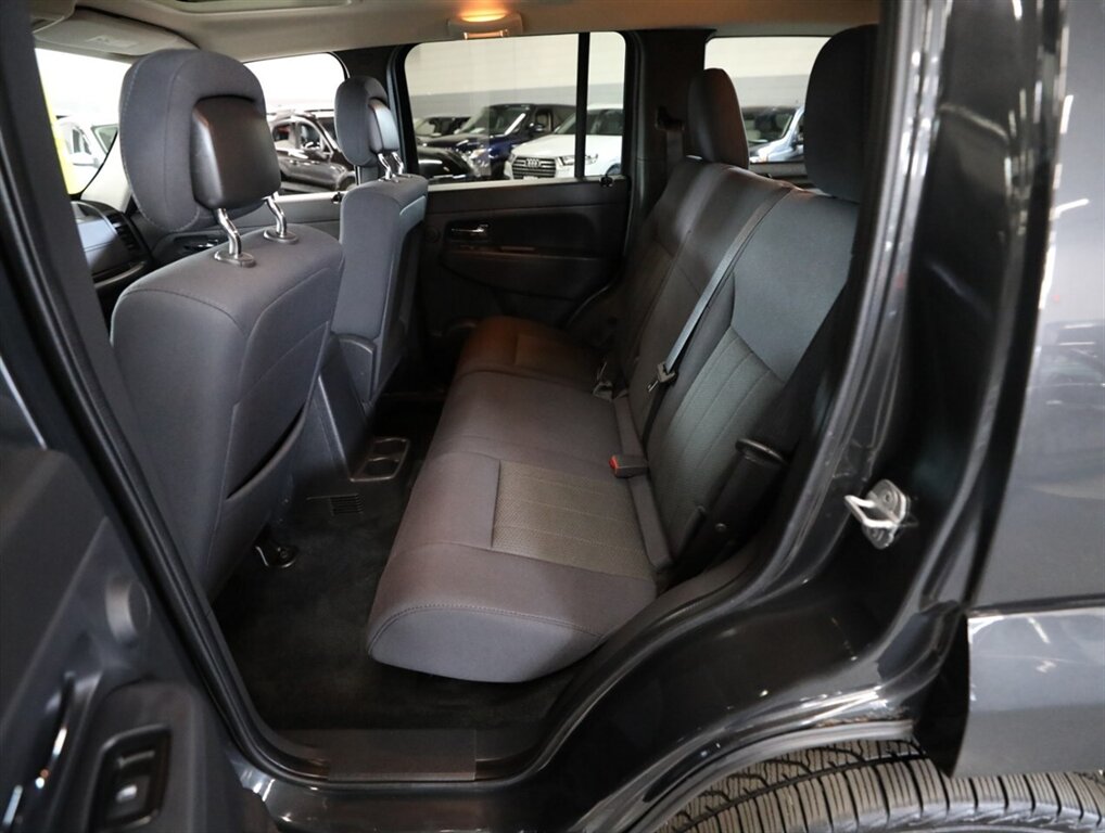 2011 Jeep Liberty Sport Jet 4X4 - Photo 26 - Addison, IL 60101