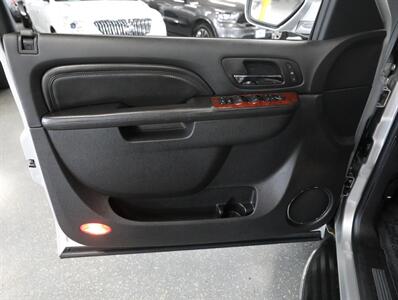 2010 Cadillac Escalade Luxury AWD   - Photo 27 - Addison, IL 60101