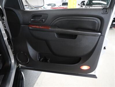 2010 Cadillac Escalade Luxury AWD   - Photo 14 - Addison, IL 60101