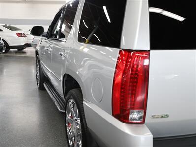 2010 Cadillac Escalade Luxury AWD   - Photo 12 - Addison, IL 60101