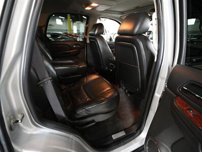 2010 Cadillac Escalade Luxury AWD   - Photo 18 - Addison, IL 60101