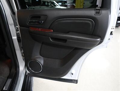 2010 Cadillac Escalade Luxury AWD   - Photo 17 - Addison, IL 60101