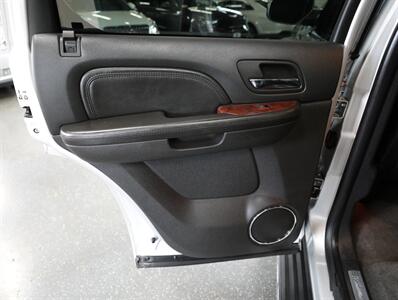 2010 Cadillac Escalade Luxury AWD   - Photo 21 - Addison, IL 60101