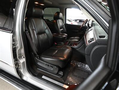 2010 Cadillac Escalade Luxury AWD   - Photo 16 - Addison, IL 60101