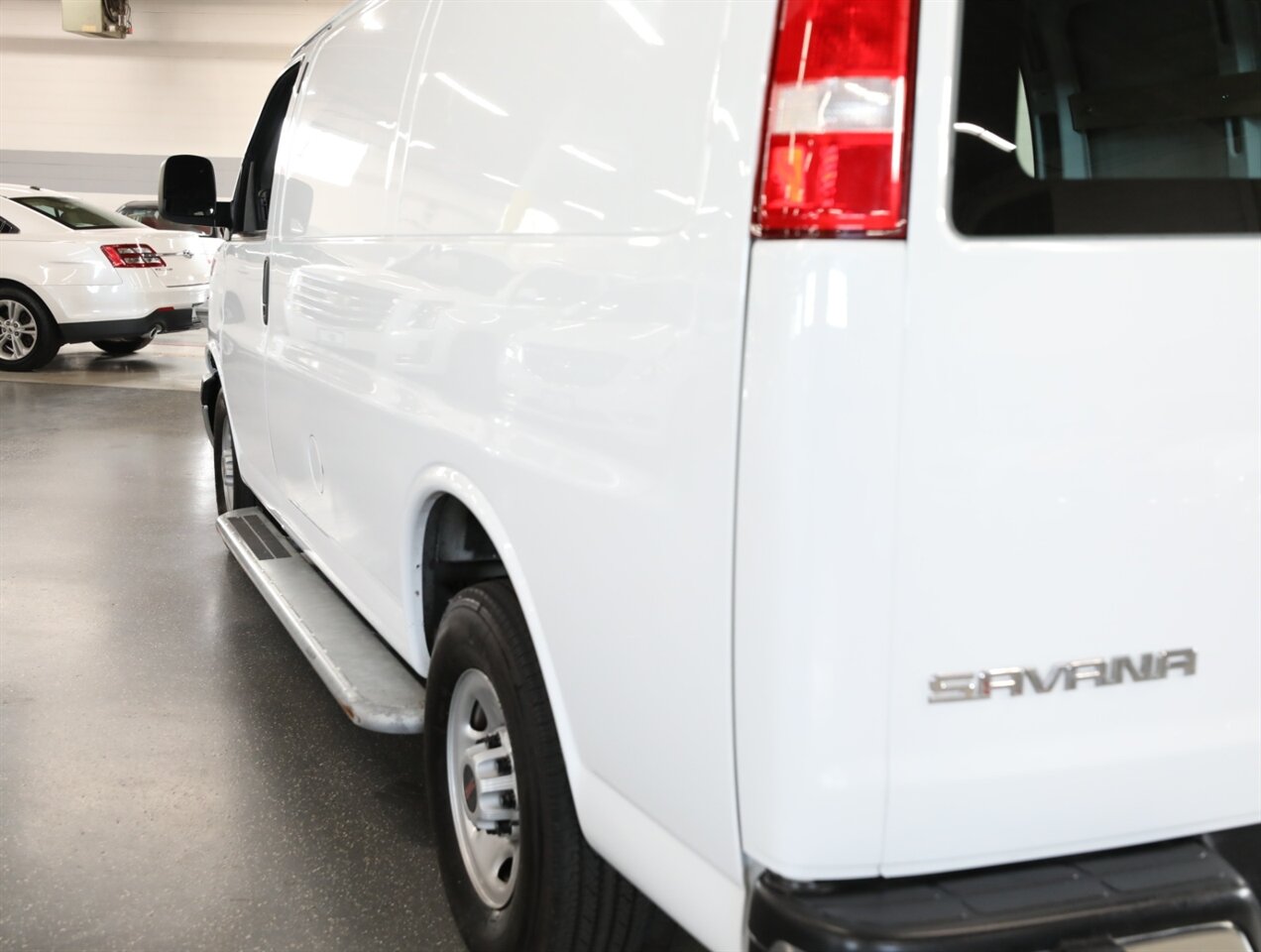 2024 GMC Savana 2500 Cargo Van - Photo 12 - Addison, IL 60101