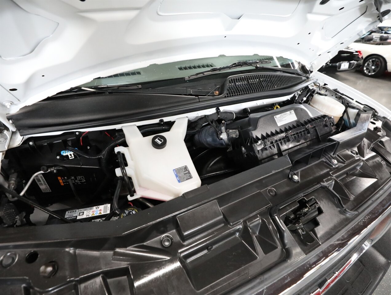 2024 GMC Savana 2500 Cargo Van - Photo 38 - Addison, IL 60101