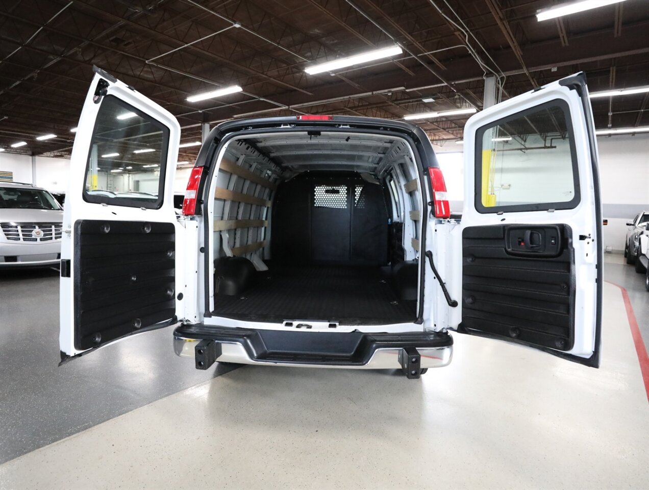 2024 GMC Savana 2500 Cargo Van - Photo 21 - Addison, IL 60101